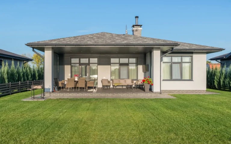Ranch home with a covered patio and lawn in Swartz, LA
